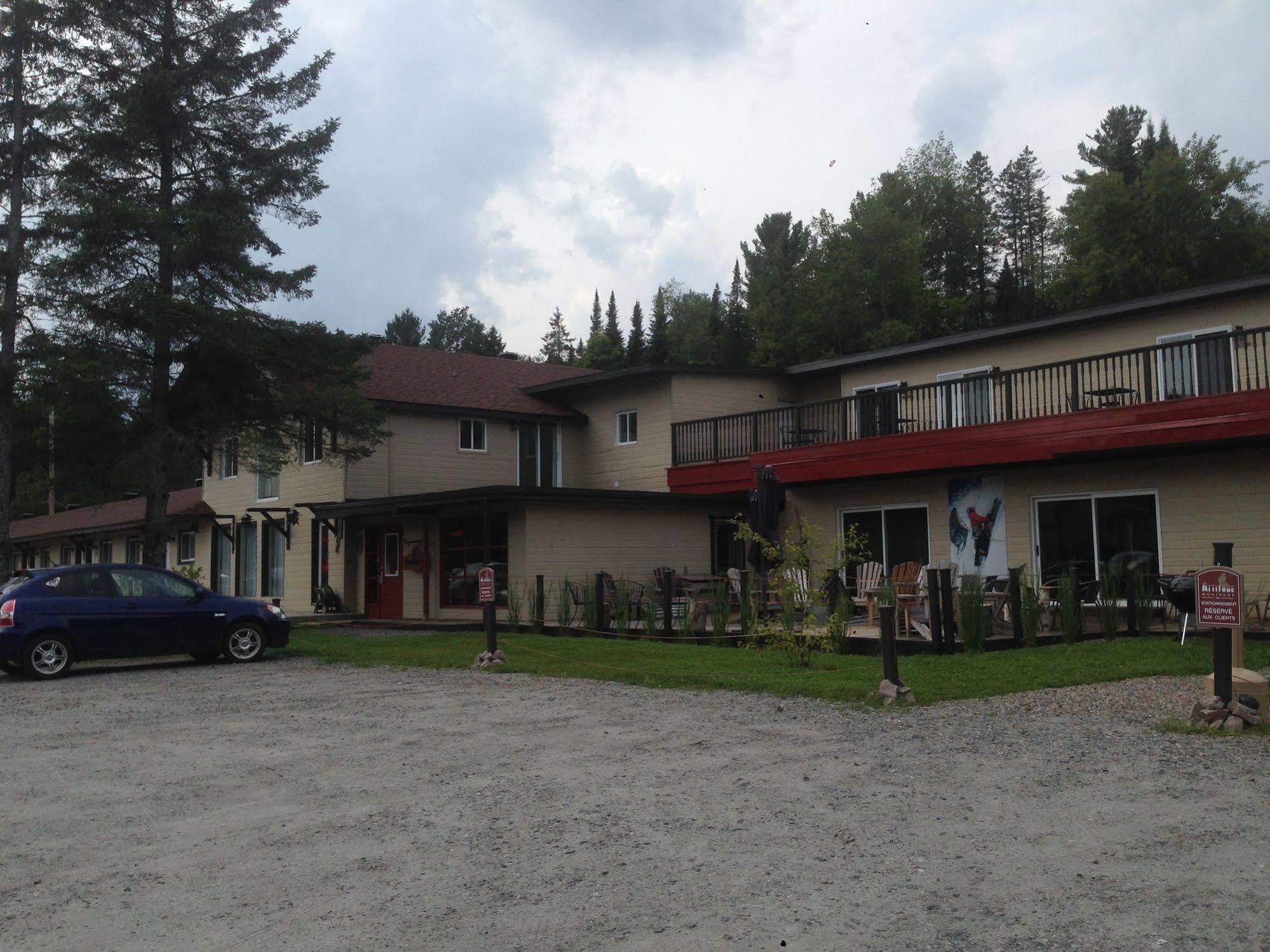 Attitude Montagne Saint Adolphe D'Howard Exterior foto